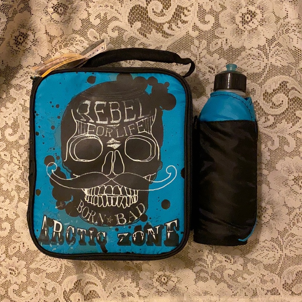 Arctic Zone lunch bag with sport bottle.